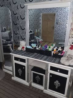 dressing table and dressing mirror