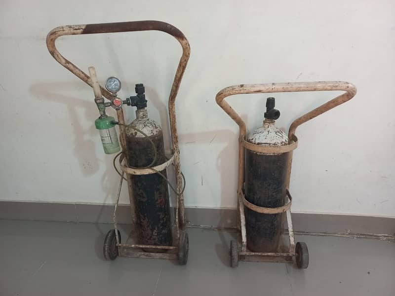 OXYGEN CYLINDER WITH KIT AND TROLLEY 1