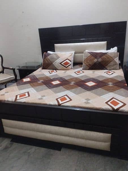 king size bed with chairs and table 3