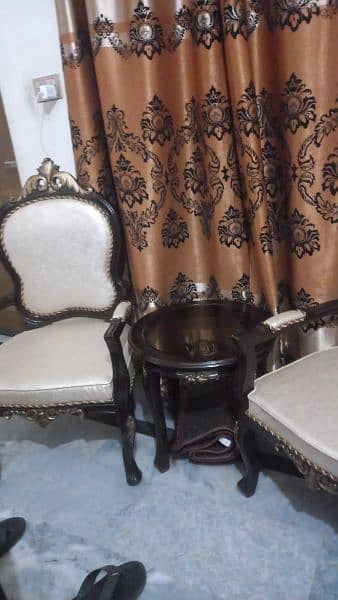 king size bed with chairs and table 4