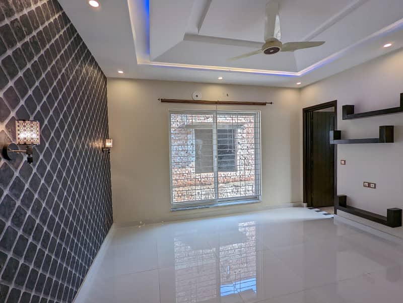 10 Marla Luxury Non Furnished Upper Portion For Rent in Bahria Town Lahore 0