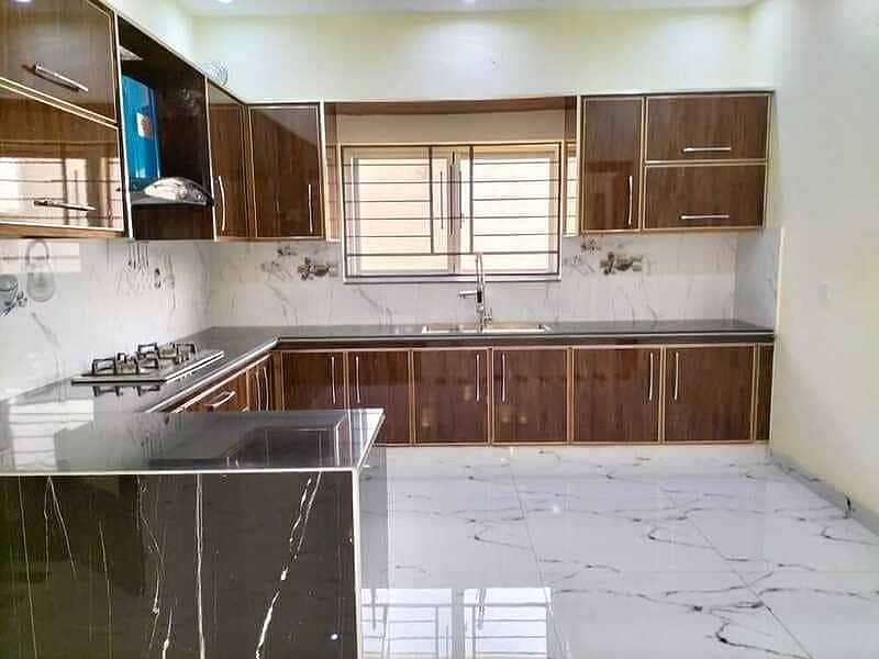 10 Marla Luxury Non Furnished Upper Portion For Rent in Bahria Town Lahore 5