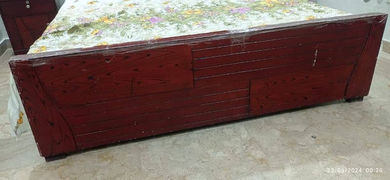 king size wooden bed set in a good aesthetic condition 3