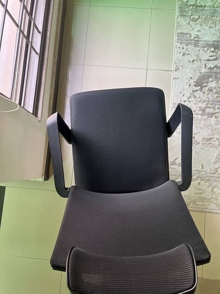 10/10 condition imported wide seat office chair. 2