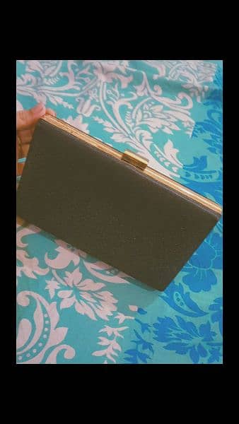 black and golden stylish clutch in a really good condition 0