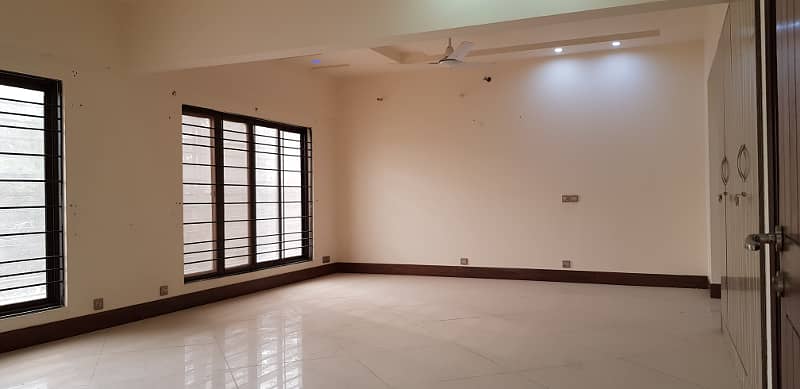 600 Yards 4 Beds Bungalow Having 2 Kitchens, A Big Garage And Beautiful Garden Located In A Prime Neighborhood Opposite Aga Khan Hospital 0