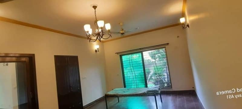 10 Marla Heart Touching Location House Available For Rent 0