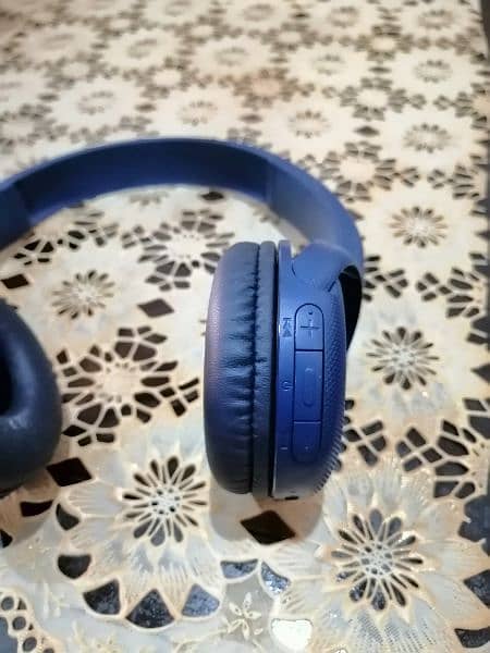 Sony brand lush headphones 2