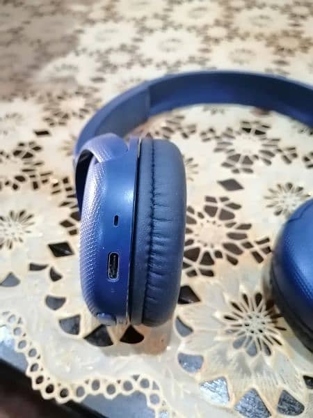 Sony brand lush headphones 4