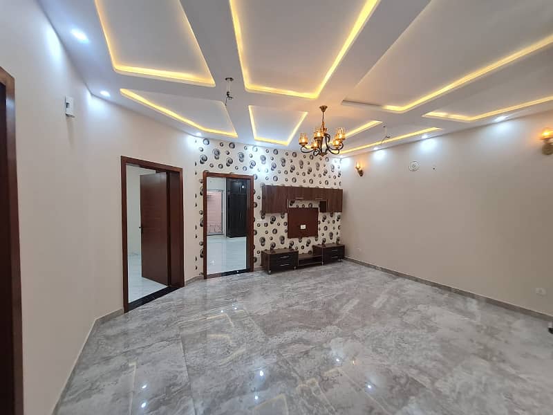 10 Marla Luxury House for Sale in Overseas B Extension - Investor Rate 4