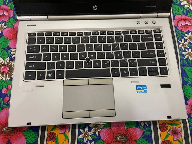 Hp 8460p i7 2nd 4gb Ram 128 ssd 3