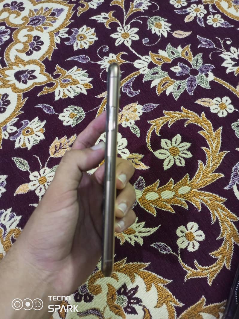 IPHONE 11 PRO MAX  GOLDEN COLOR   CONDITION 6