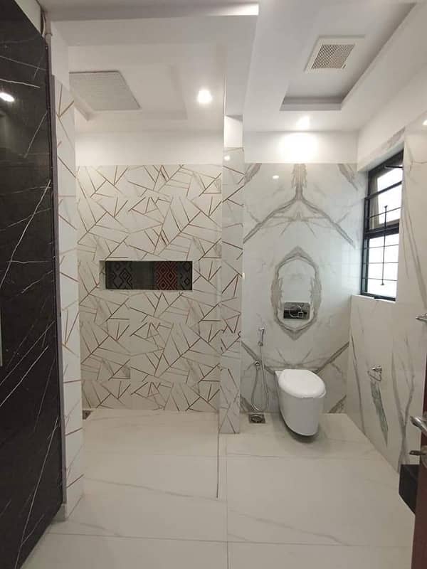 10 Marla Beautiful House Available For Sale In Johar Town 9