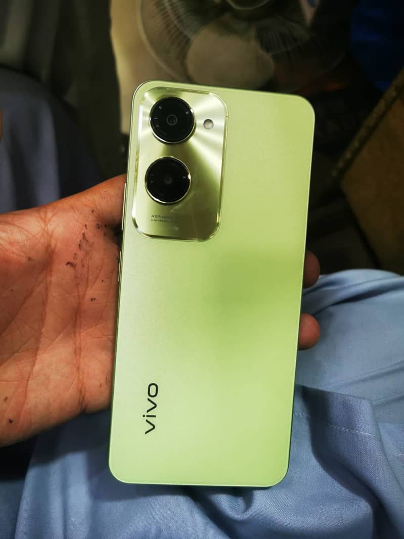 vivo y 18 6/128 pta approved aik din sirf use kiya ha 3