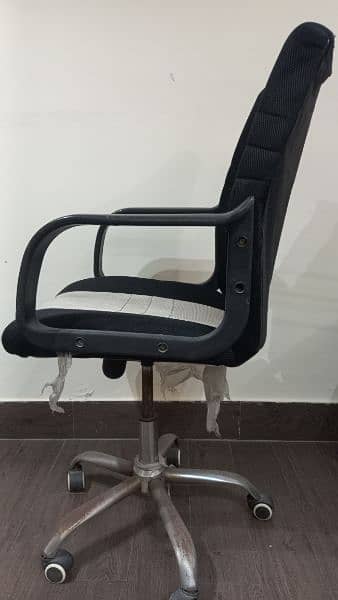 Revolving Chair in Good Condition 2