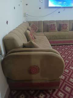 7 seats sofa set srf 5 mahiny use Hua Hai condition bilkul thk hai