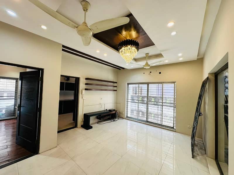 10 MARLA BEAUTIFUL HOUSE FOR SALE IN PARAGON CITY 10