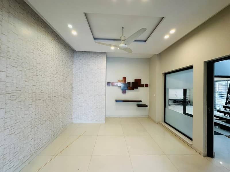 10 MARLA BEAUTIFUL HOUSE FOR SALE IN PARAGON CITY 11