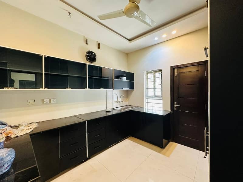 10 MARLA BEAUTIFUL HOUSE FOR SALE IN PARAGON CITY 13