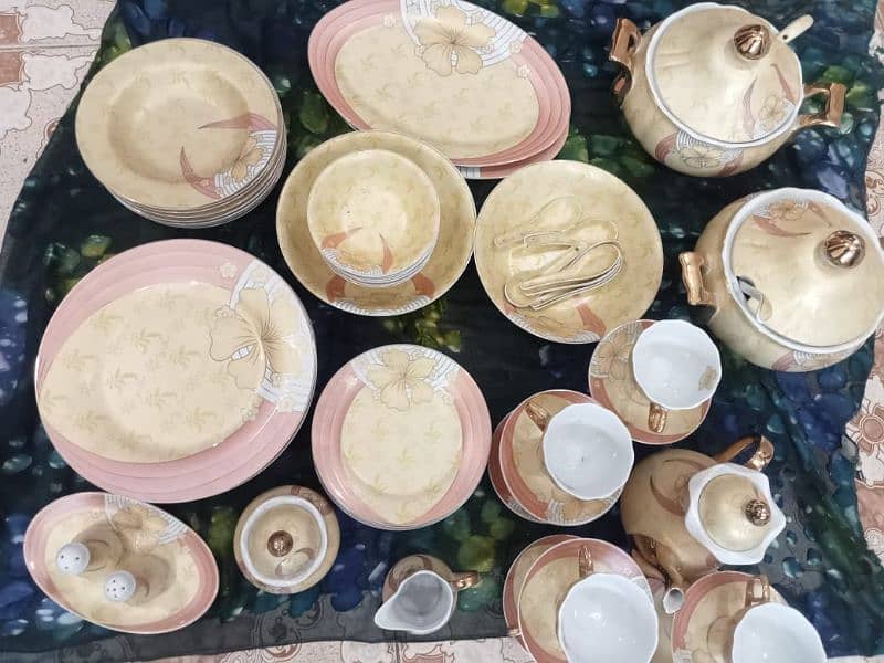 72 pieces new dinner set in England 10/10 condition 1