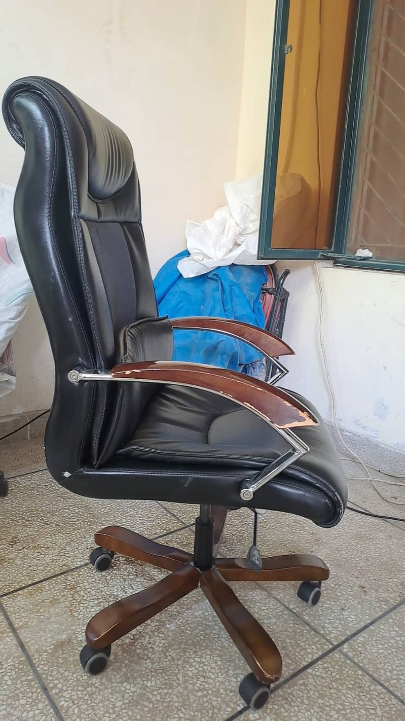 Office Executive Boss Revolving Chair 1