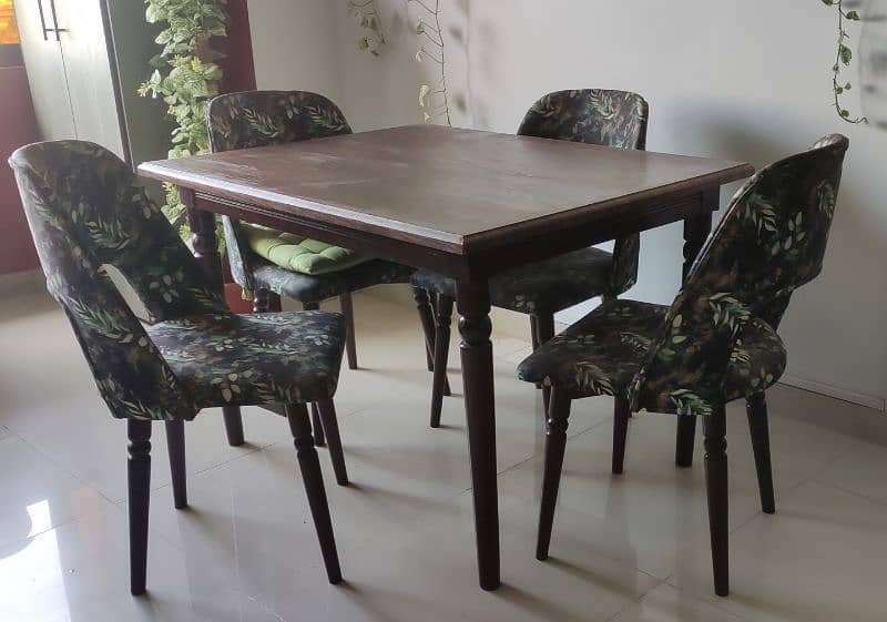 4 Chairs dinning table 0