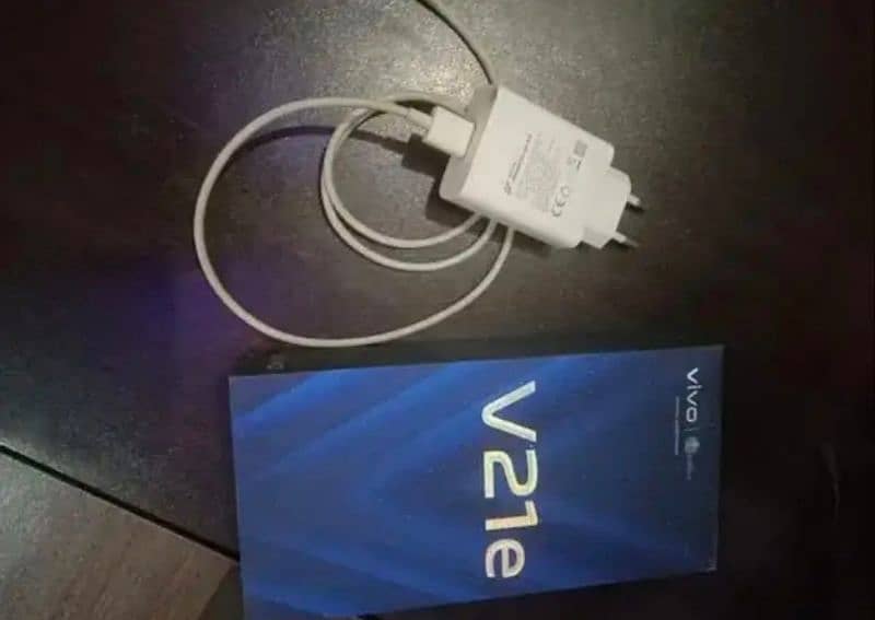 Vivo V21e (With Box and Charger) 0