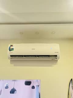 1.5 ton Orient DC inverter ac good cooling and heating lush condition