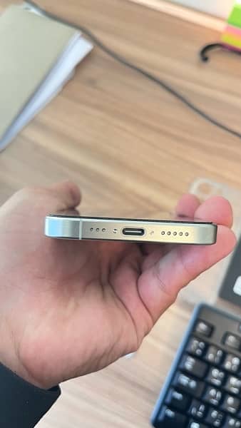 Iphone 15 Pro (256GB) 2