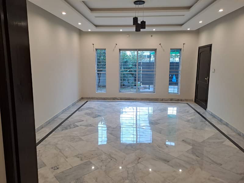 1 kanal independent house for rent near ucp road lahore. 8