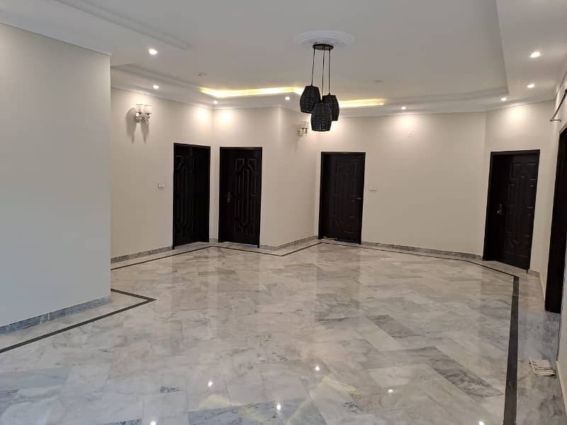 1 kanal independent house for rent near ucp road lahore. 9