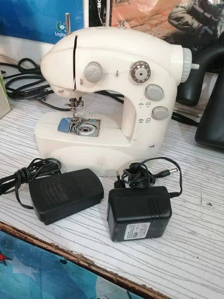 MINI SEWING MACHINE 0