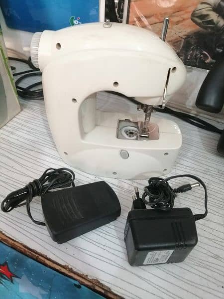 MINI SEWING MACHINE 1