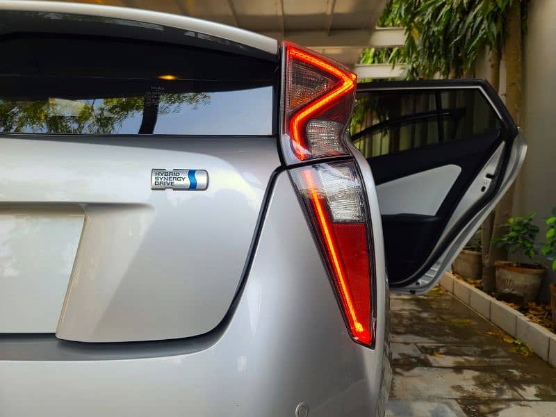 Toyota Prius S 2017 1