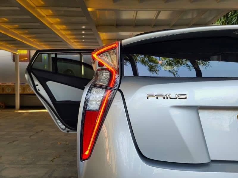 Toyota Prius S 2017 4