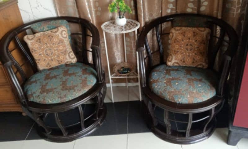 2 Round Chairs Almost new conditions 1