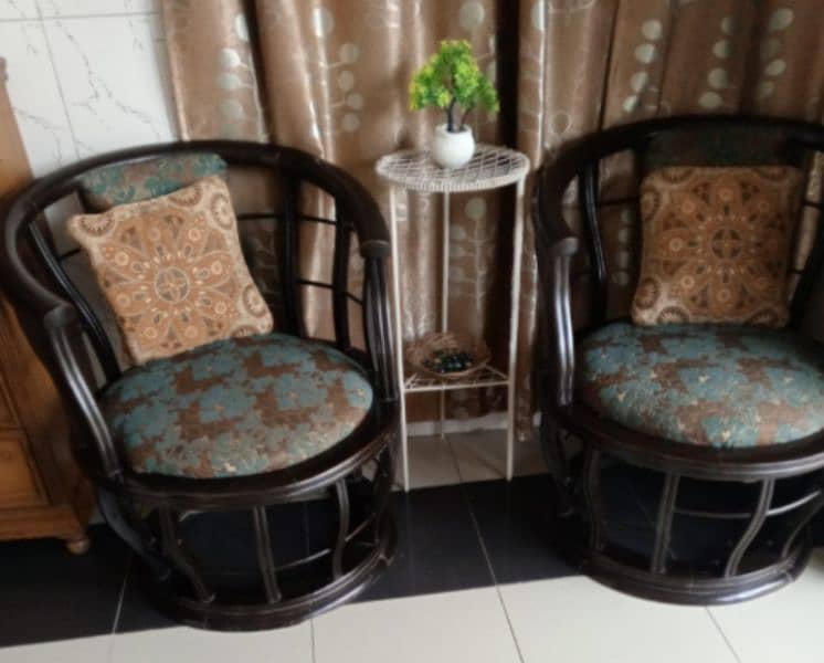 2 Round Chairs Almost new conditions 3