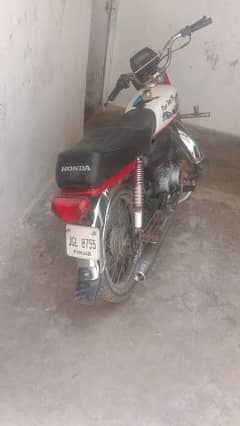 Bike All ok iska total kam krwaya h sary parts honda k dalwaye hn