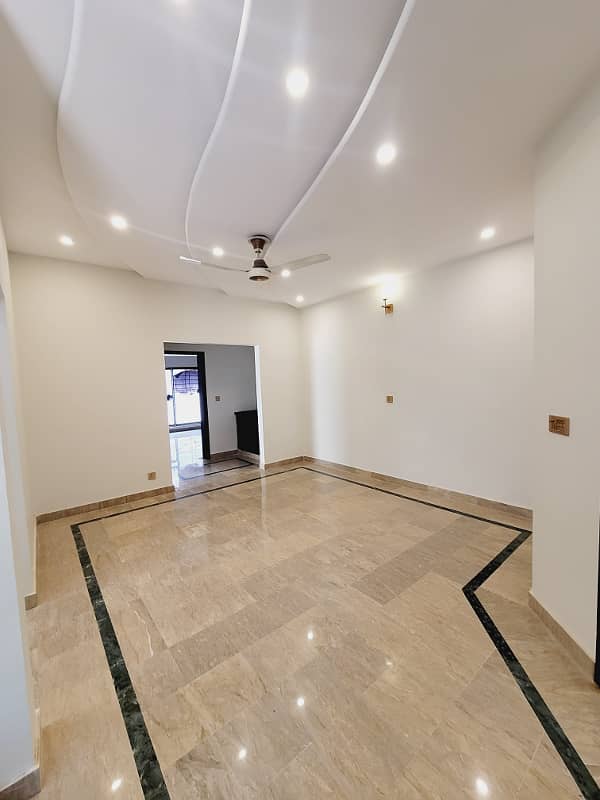 10 Marla Used House For Sale In Jasmine Block Sector C Bahria Town Lahore 7