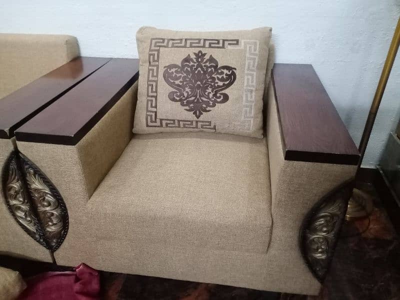 6 seater sofa set for urgent sale. (3+2+1) 1