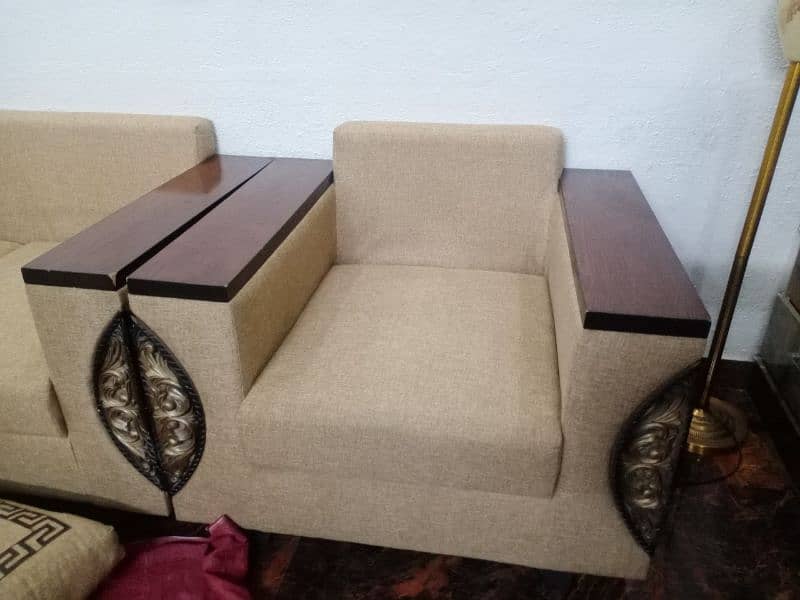 6 seater sofa set for urgent sale. (3+2+1) 2