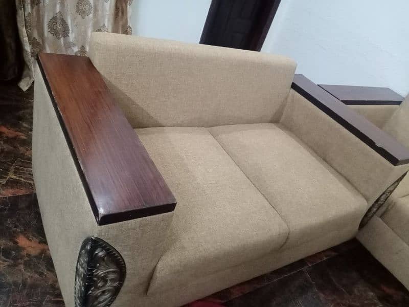 6 seater sofa set for urgent sale. (3+2+1) 4