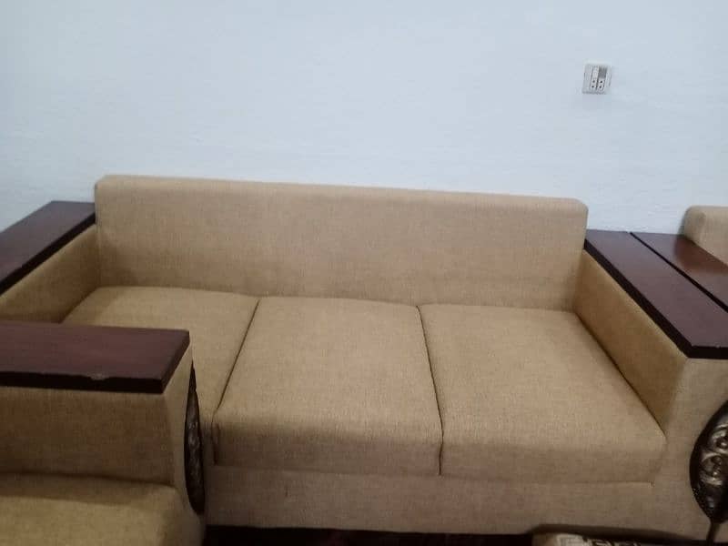 6 seater sofa set for urgent sale. (3+2+1) 6