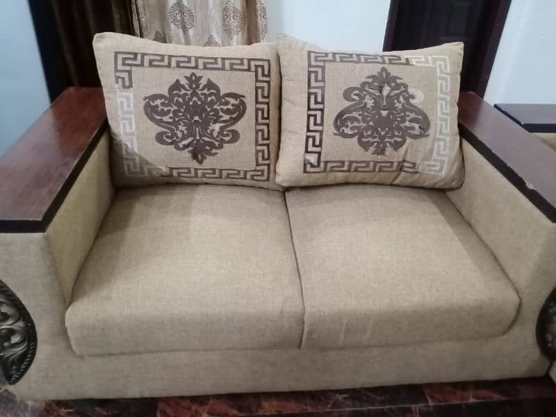 6 seater sofa set for urgent sale. (3+2+1) 7