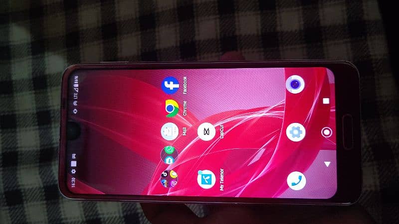 SHARP AQUOS R2 4