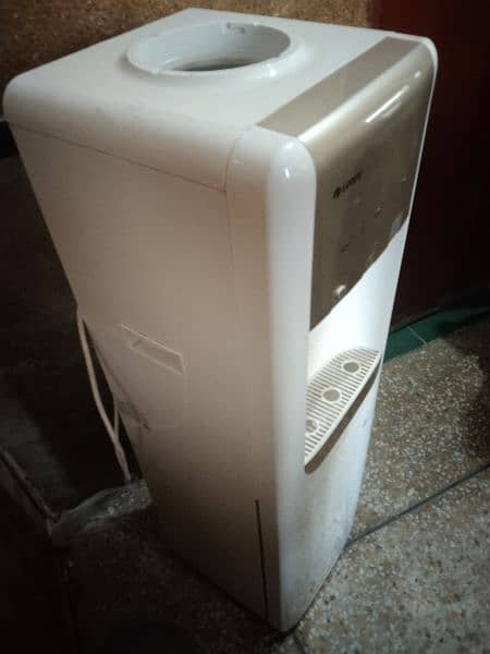 Gree Water dispenser for sale like new 8