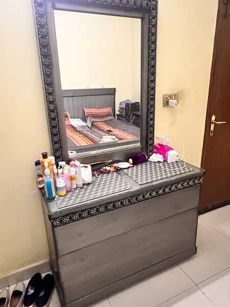 king size bed with mattress, side tables & dressing table 2