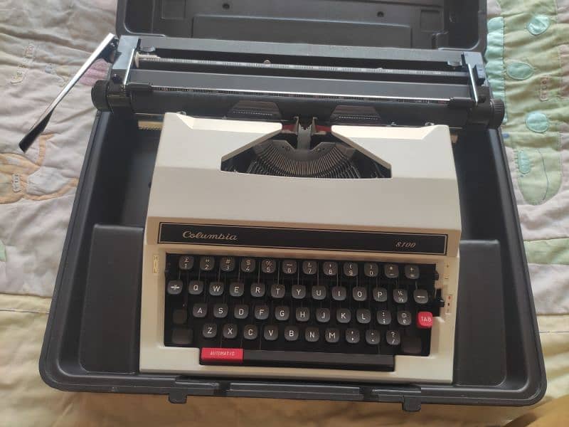 imported typewriter Columbia 8100 like brand new condition with case 2