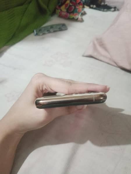 iphone 11 pro gold 4