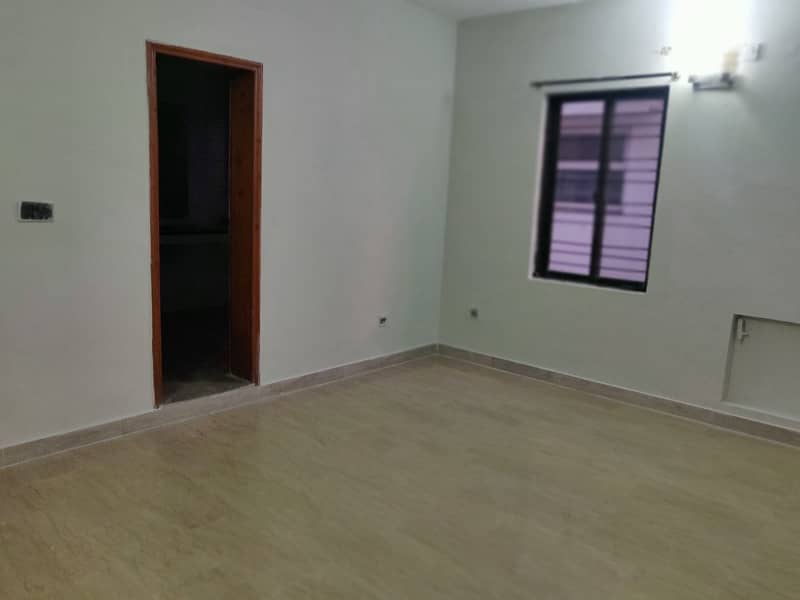 10 Marla Full House For Rent in Phase 3 DHA Lahore Ideal Location Near Park 4